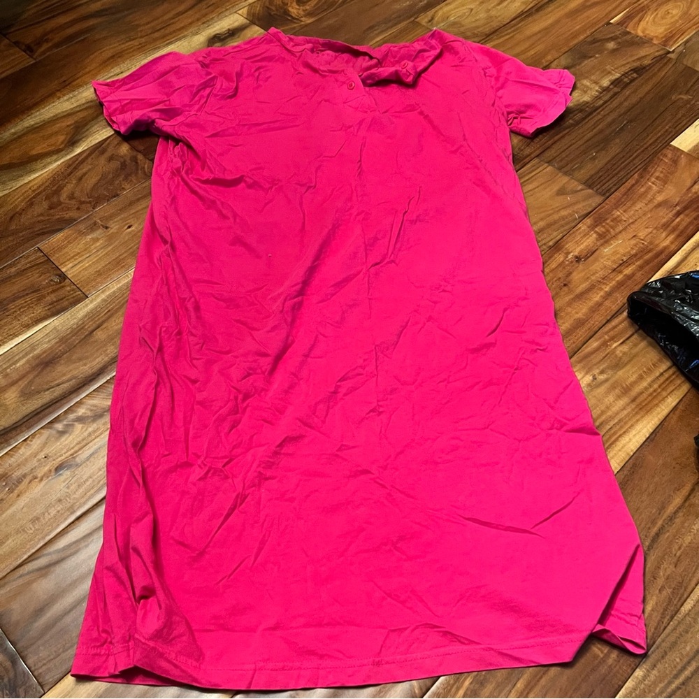 Women’s cw classics hot pink nightgown. Fits small-xl